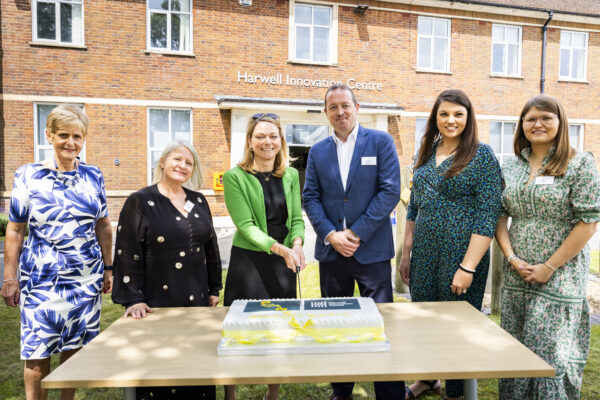 Jo Stevens, Managing Director of Oxford Innovation Space (centre left), cuts the cake with Paul McSweeney, Senior Director at ARC (centre right) alongside the incredible team at Harwell Innovation Centre to mark the centre’s 25 year milestone.